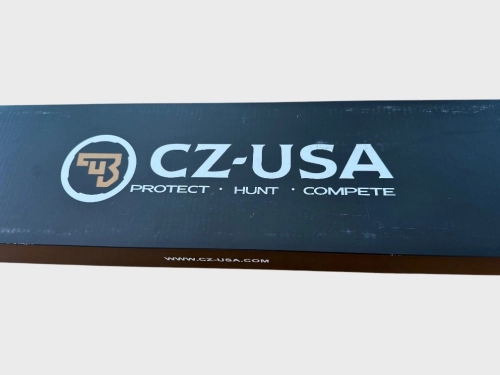 Schwarze Box mit CZ-USA Logo