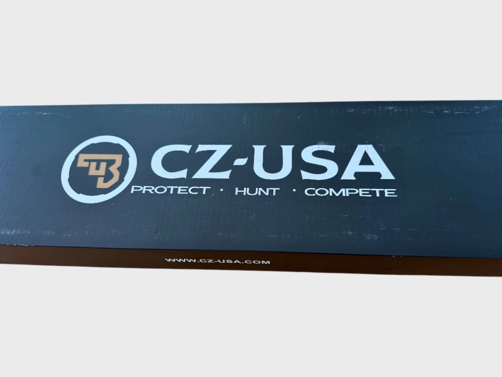 Schwarze Box mit CZ-USA Logo