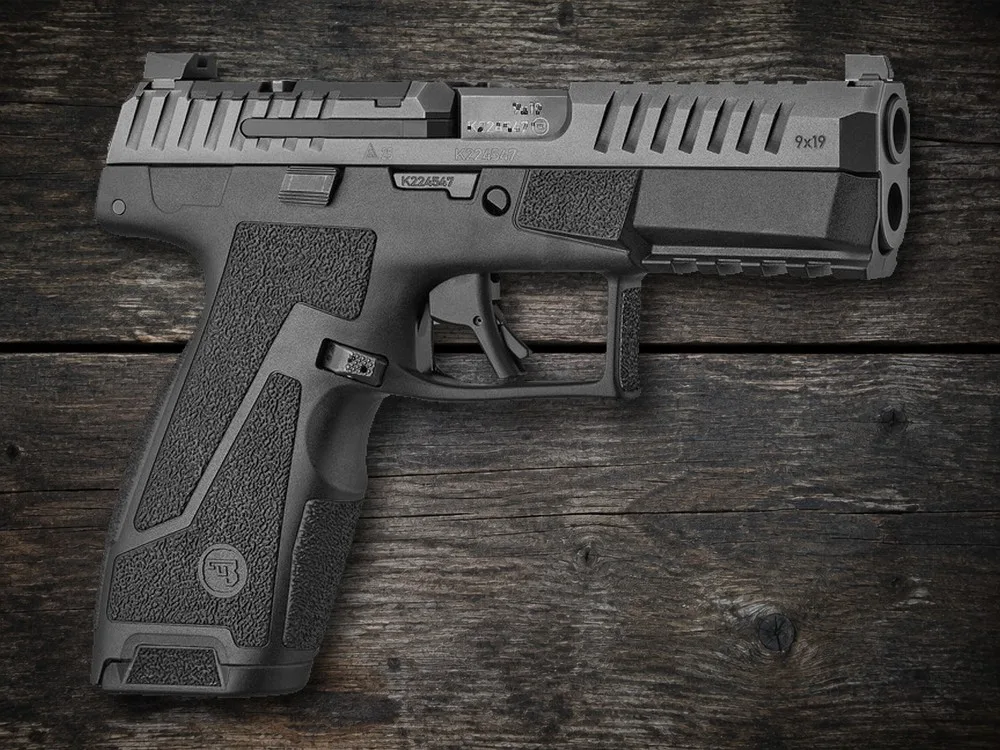 CZ Duty CZ Duty 4 Zoll OR 9mm auf Holztisch